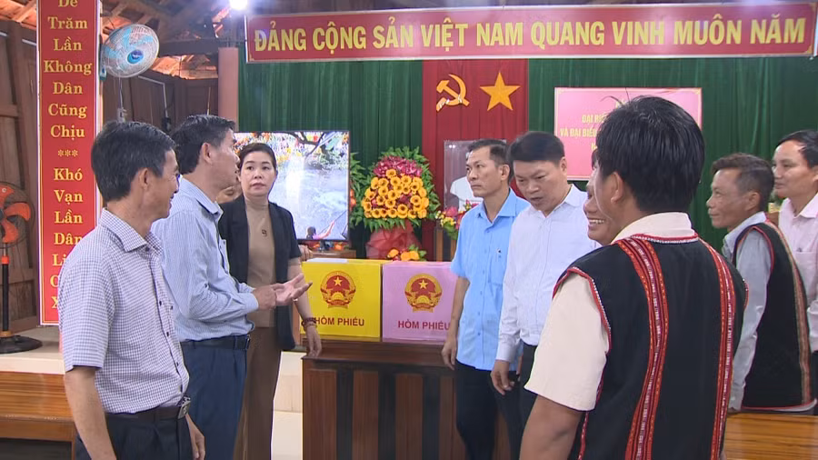 Bà Huỳnh Thị Ngọc Hà (thứ 3 từ trái sang) kiểm tra công tác chuẩn bị bầu cử tại khu vực bỏ phiếu thôn Hà Ri (xã Vĩnh Thịnh). Ảnh: Trung Nghĩa