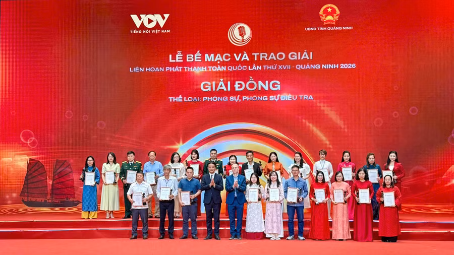 Phóng viên Báo và phát thanh, truyền hình Gia Lai (hàng đầu, thứ 2 từ trái sang) nhận giải Đồng với phóng sự “Từ tâm bão đến an cư bền vững”. Ảnh: Trần Hải