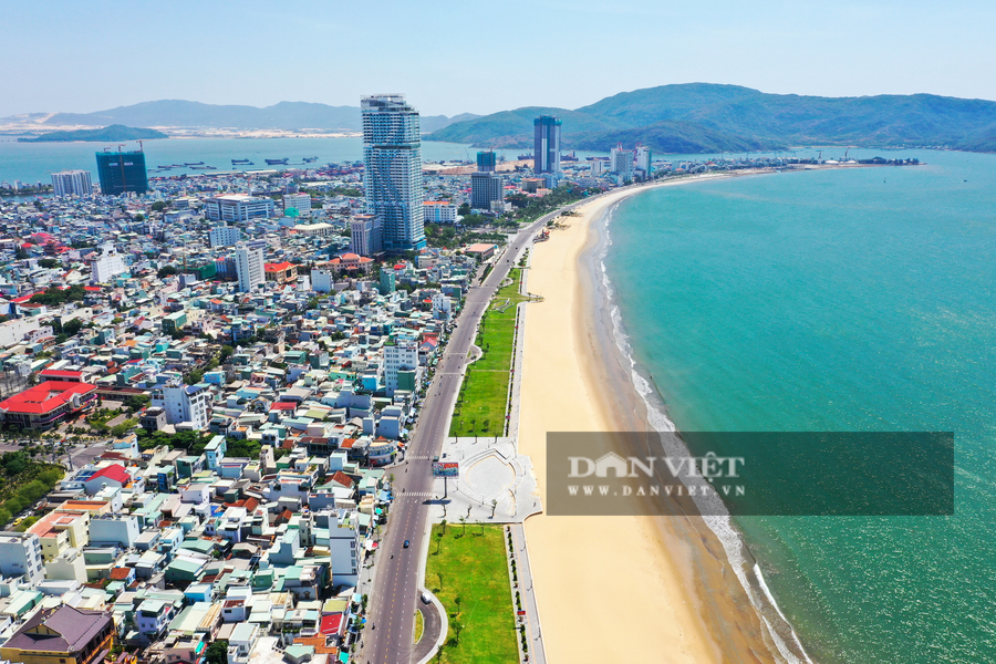 Lãnh đạo tỉnh Bình Định cam kết, không gian biển là của cộng đồng, biển Quy Nhơn sẽ không có rào chắn. Ảnh: N.D.