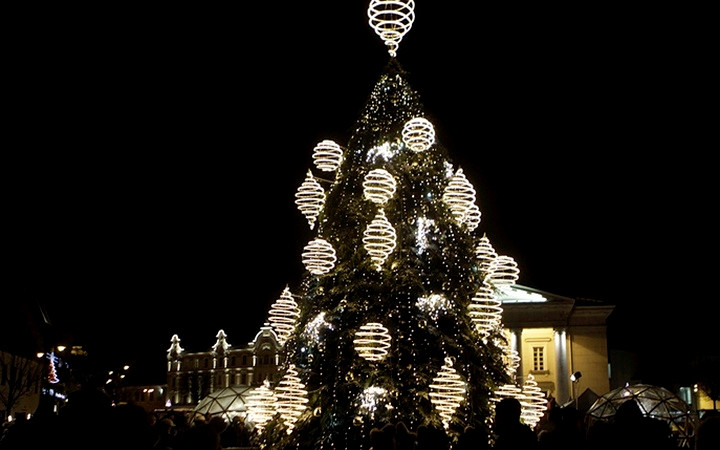 Cây thông Noel tại Quảng trường Cathedral, Vilnius, Lithuania. Ảnh: EPA-EFE