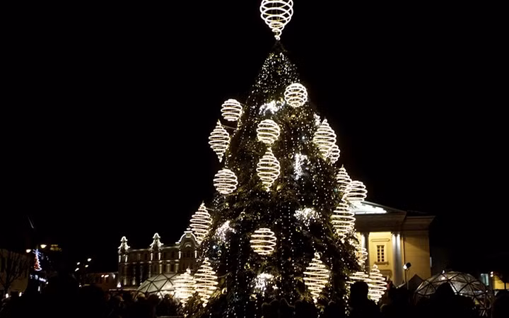 Cây thông Noel tại Quảng trường Cathedral, Vilnius, Lithuania. Ảnh: EPA-EFE