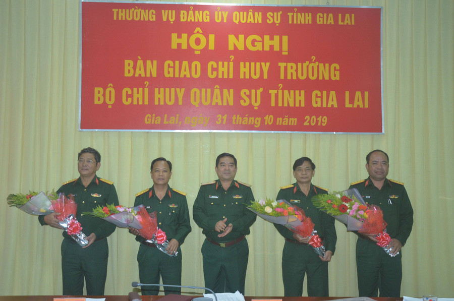 Đồng chí Thiếu tướng Trịnh Đình Thạch - Chính ủy Quân khu 5 tặng hoa cho các đồng chí nhận nhiệm vụ mới và nghỉ hưu. Ảnh: Anh Huy