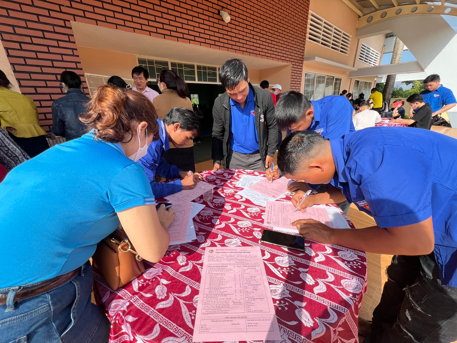 Các tình nguyện viên đăng ký hiến máu. Ảnh: Đinh Yến