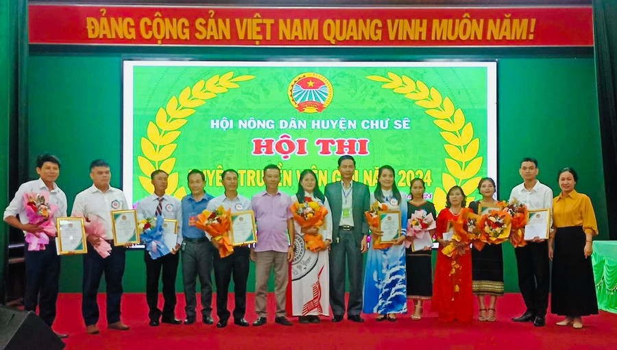 Ban tổ chức trao giải cho các thí sinh có thành tích xuất sắc tại Hội thi. Ảnh: Hoài Trương