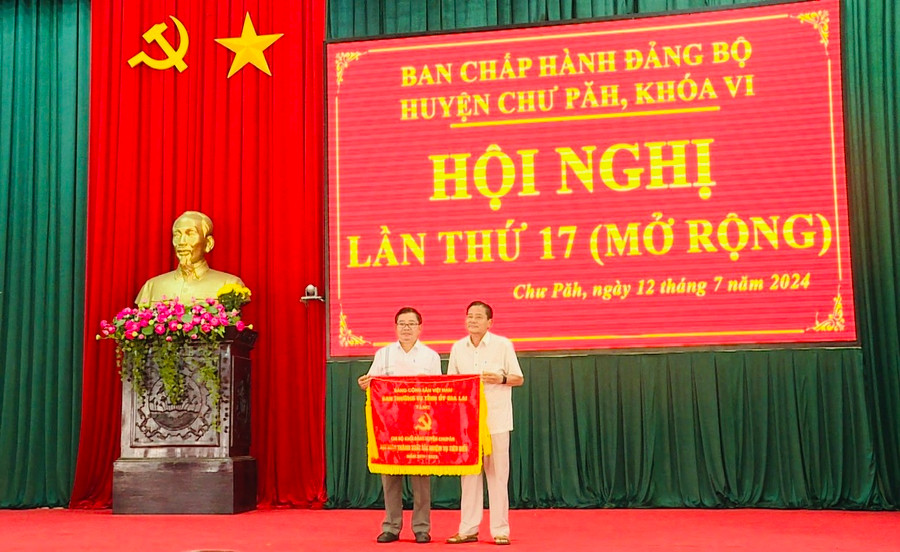 Ông Trần Ngọc Nhung (bìa phải)-Giám đốc Sở Văn hóa-Thể thao và Du lịch trao cờ thi đua của Ban Thường vụ Tỉnh ủy Gia Lai cho Chi bộ Khối Đảng (Huyện ủy Chư Păh) vì đã hoàn thành xuất sắc nhiệm vụ tiêu biểu 5 năm liền (2019-2023). Ảnh: Văn Cảnh Ông Trần Ngọc Nhung (bìa phải)-Giám đốc Sở Văn hóa-Thể thao và Du lịch trao cờ thi đua của Ban Thường vụ Tỉnh ủy Gia Lai cho Chi bộ Khối Đảng (Huyện ủy Chư Păh) vì đã hoàn thành xuất sắc nhiệm vụ tiêu biểu 5 năm liền (2019-2023). Ảnh: Văn Cảnh
