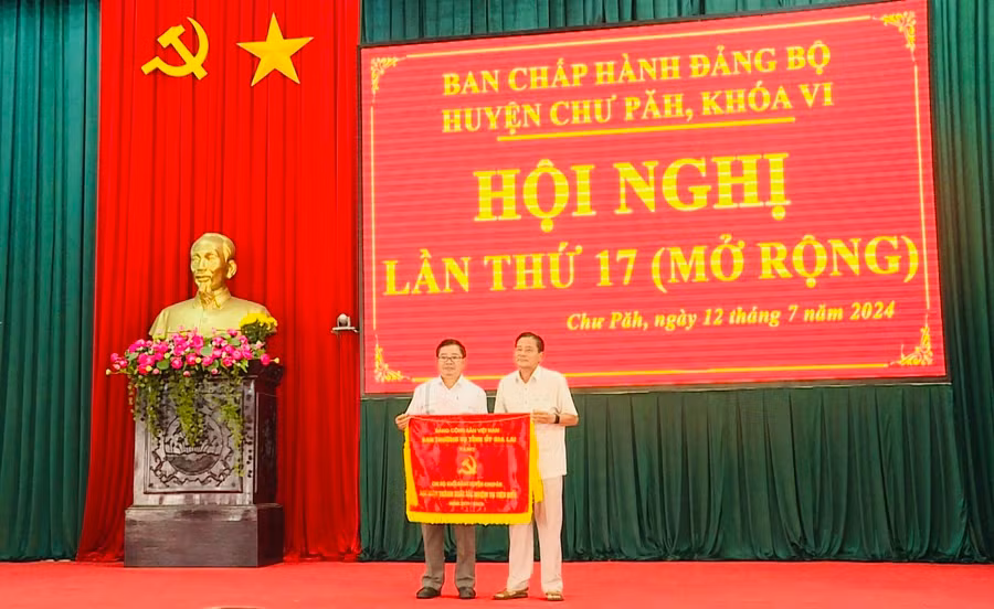 Ông Trần Ngọc Nhung (bìa phải)-Giám đốc Sở Văn hóa-Thể thao và Du lịch trao cờ thi đua của Ban Thường vụ Tỉnh ủy Gia Lai cho Chi bộ Khối Đảng (Huyện ủy Chư Păh) vì đã hoàn thành xuất sắc nhiệm vụ tiêu biểu 5 năm liền (2019-2023). Ảnh: Văn Cảnh