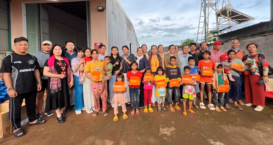 Nhà hảo tâm tặng quà cho trẻ em và người dân làng O Ngó, xã Ia Băng, huyện Đak Đoa. Ảnh: Đinh Yến
