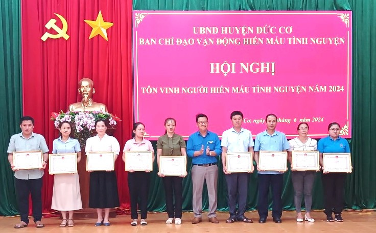 Đồng chí Lê Trọng Phúc (thứ 6 từ phải qua)-Bí thư Huyện Đoàn Đức Cơ trao giấy khen cho các cá nhân, tập thể có thành tích xuất sắc trong công tác tham gia hiến máu tình nguyện năm 2024. Ảnh: Thanh Tịnh Đồng chí Lê Trọng Phúc (thứ 6 từ phải qua)-Bí thư Huyện Đoàn Đức Cơ trao giấy khen cho các cá nhân, tập thể có thành tích xuất sắc trong công tác tham gia hiến máu tình nguyện năm 2024. Ảnh: Thanh Tịnh