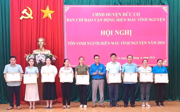 Đồng chí Lê Trọng Phúc (thứ 6 từ phải qua)-Bí thư Huyện Đoàn Đức Cơ trao giấy khen cho các cá nhân, tập thể có thành tích xuất sắc trong công tác tham gia hiến máu tình nguyện năm 2024. Ảnh: Thanh Tịnh