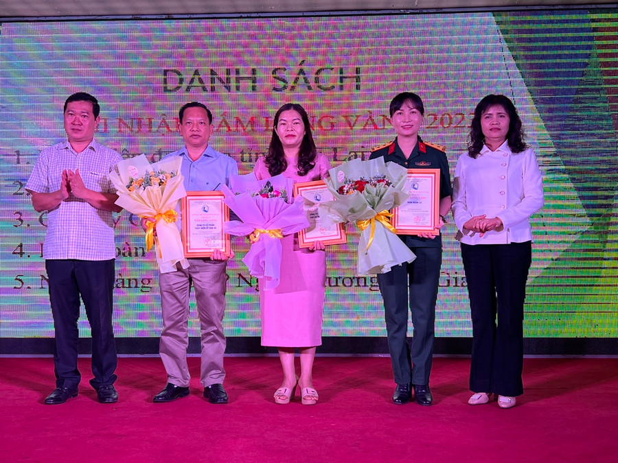 Ban Chỉ đạo công tác trẻ em tỉnh Gia Lai trao giấy ghi nhận cho các đơn vị, tổ chức, doanh nghiệp tích cực tham gia đóng góp Quỹ Bảo trợ trẻ em tỉnh. Ảnh: Đinh Yến Ban Chỉ đạo công tác trẻ em tỉnh Gia Lai trao giấy ghi nhận cho các đơn vị, tổ chức, doanh nghiệp tích cực tham gia đóng góp Quỹ Bảo trợ trẻ em tỉnh. Ảnh: Đinh Yến