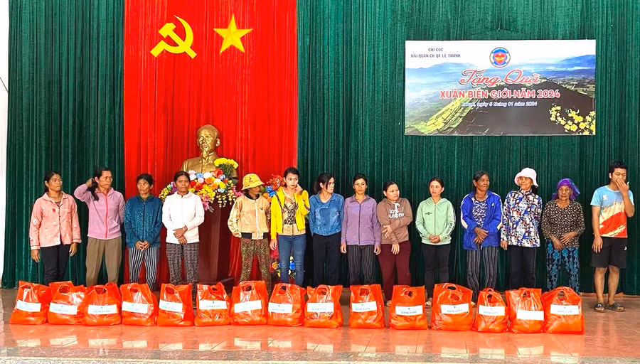 Chi cục Hải quan Cửa khẩu Quốc tế Lệ Thanh tặng quà Xuân biên giới 2024 tại xã Ia Nan, huyện Đức Cơ. Ảnh: Thanh Tịnh