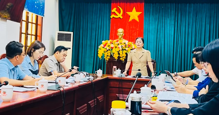 Ban Dân tộc HĐND tỉnh làm việc với Sở Lao động-Thương binh và Xã hội về hỗ trợ người lao động vùng DTTS đi làm việc có thời hạn ở nước ngoài theo hợp đồng. Ảnh: Đinh Yến