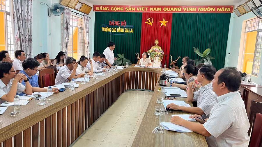 Thạc sĩ Phạm Văn Điều-Hiệu trưởng Trường Cao đẳng Gia Lai báo cáo với đoàn giám sát. Ảnh: Đinh Yến