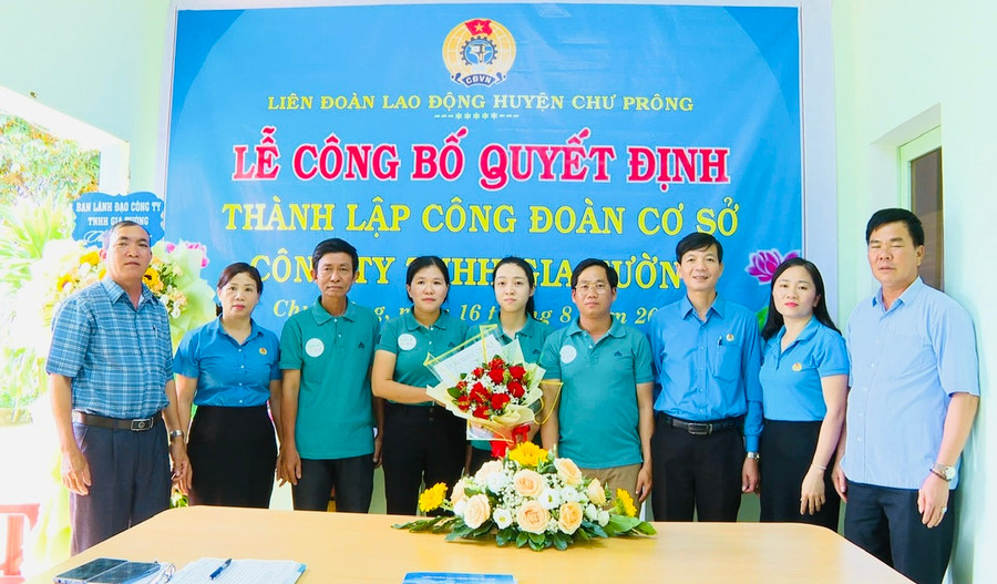 Toàn cảnh đoàn viên,người lao động Công ty. Ảnh: Đinh Yến Toàn cảnh đoàn viên,người lao động Công ty. Ảnh: Đinh Yến