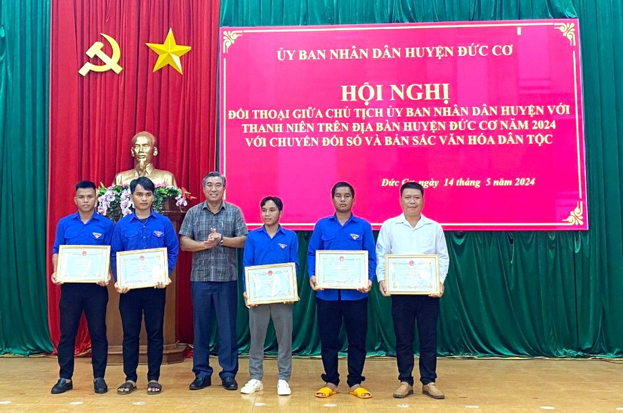 Chủ tịch UBND huyện Đức Cơ Vũ Mạnh Định tặng giấy khen cho 3 tập thể và 5 cá nhân đã có thành tích tốt trong chuyển đổi số và giữ gìn, phát huy bản sắc văn hoá dân tộc trên địa bàn huyện. Ảnh: Đinh Yến Chủ tịch UBND huyện Đức Cơ Vũ Mạnh Định tặng giấy khen cho 3 tập thể và 5 cá nhân đã có thành tích tốt trong chuyển đổi số và giữ gìn, phát huy bản sắc văn hoá dân tộc trên địa bàn huyện. Ảnh: Đinh Yến