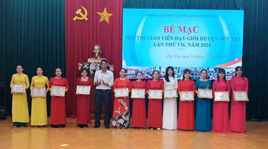 Trao giấy công nhận danh hiệu giáo viên dạy giỏi cấp huyện lần thứ VII năm 2024 cho các thí sinh. Ảnh: Thanh Tịnh