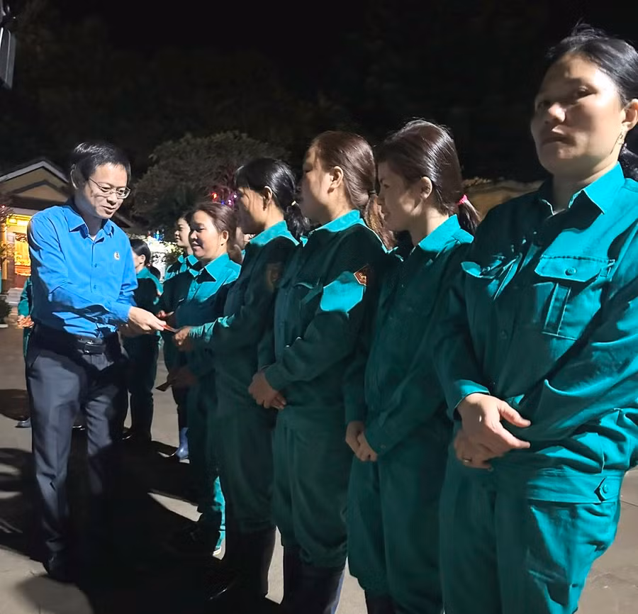 Chủ tịch Liên Đoàn Lao động tỉnh Nguyễn Hoàng Phong tặng quà cho đoàn viên, người lao động làm nhiệm vụ dọn dẹp vệ sinh khu vực Quảng Trường Đại Đoàn Kết, TP. Pleiku. Ảnh: Đinh Yến