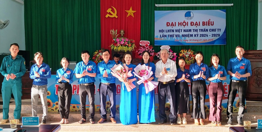 Lãnh đạo Huyện Đoàn-Hội LHTN Việt Nam huyện Đức Cơ, Đảng ủy thị trấn Chư Ty tặng hoa chúc mừng Ủy ban Hội LHTN Việt Nam thị trấn Chư Ty, khóa VII. Ảnh: Thanh Tịnh Lãnh đạo Huyện Đoàn-Hội LHTN Việt Nam huyện Đức Cơ, Đảng ủy thị trấn Chư Ty tặng hoa chúc mừng Ủy ban Hội LHTN Việt Nam thị trấn Chư Ty, khóa VII. Ảnh: Thanh Tịnh