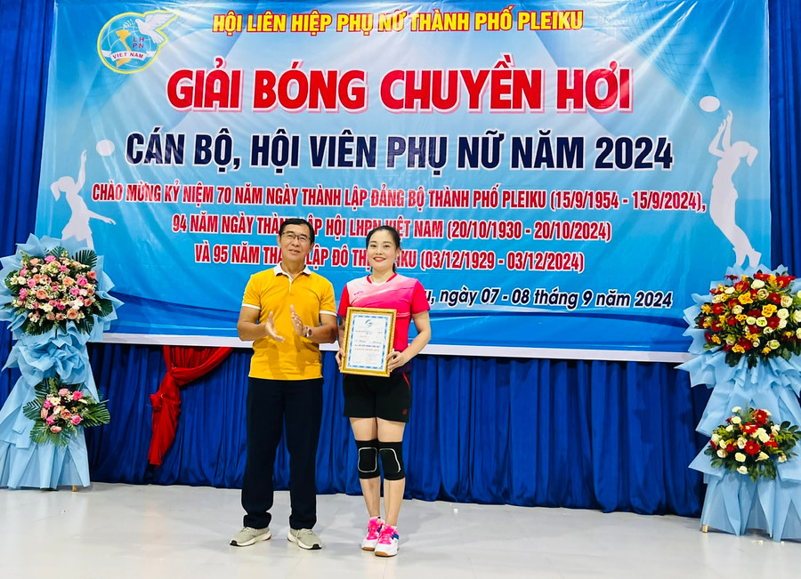 Ban tổ chức trao Giải hoa khôi bóng chuyền hơi năm 2024 cho chị Phạm Thị Phượng- Hội LHPN phường Thống Nhất. Ảnh: Thống Nhất.