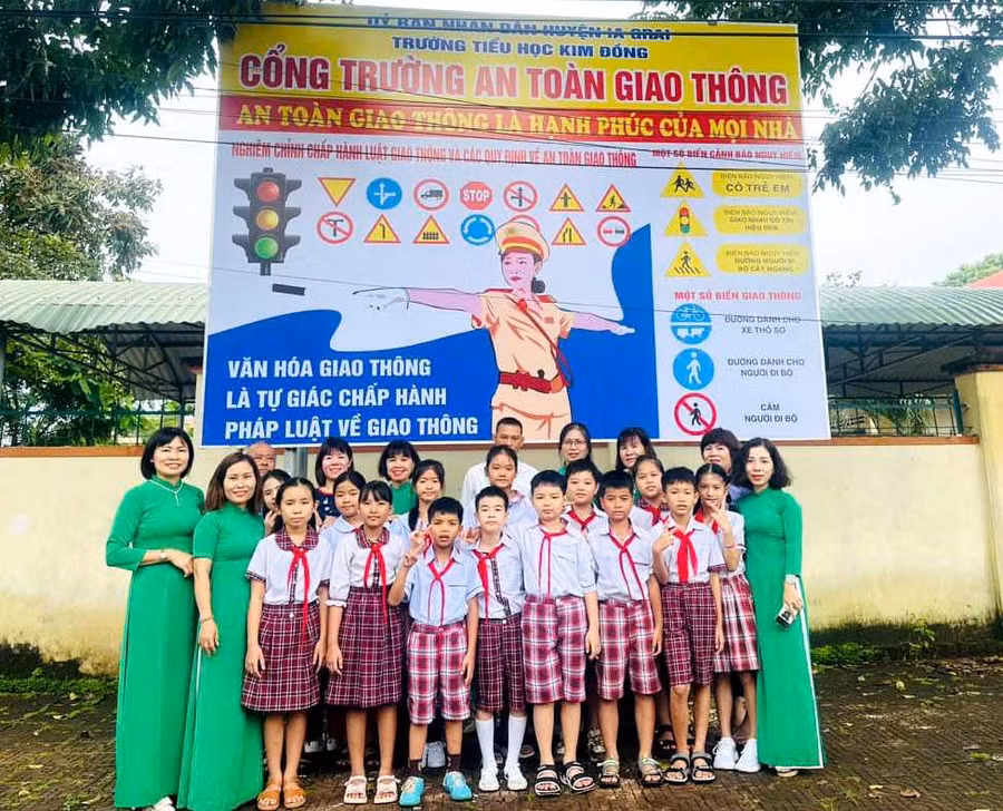Ra mắt mô hình "Cổng trường an toàn giao thông" tại Trường Tiểu học Kim Đồng. Ảnh: MinhThoan
