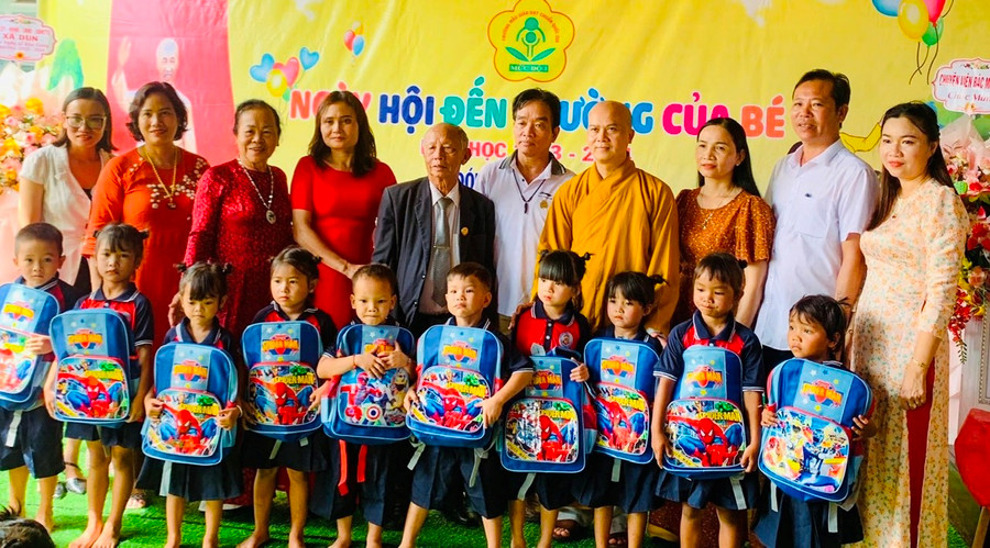 Đại đức Thích Quảng Phước (thứ 4 từ phải sang)-Trưởng Ban Trị sự Giáo hội Phật giáo huyện Chư Sê, trụ trì Chùa Mỹ Thạch tặng cặp sách và đồ dùng học tập cho học sinh trên địa bàn huyện Chư Sê. Ảnh: Đinh Yến