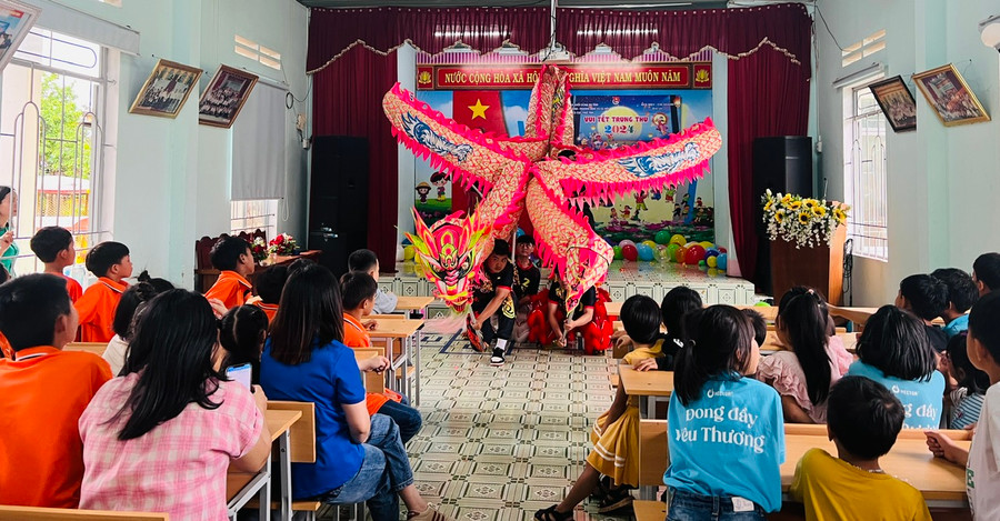Các em thích thú với màn múa rồng tại Chương trình "vui Tết Trung thu" năm 2024. Ảnh: Đinh Yến Các em thích thú với màn múa rồng tại Chương trình "vui Tết Trung thu" năm 2024. Ảnh: Đinh Yến