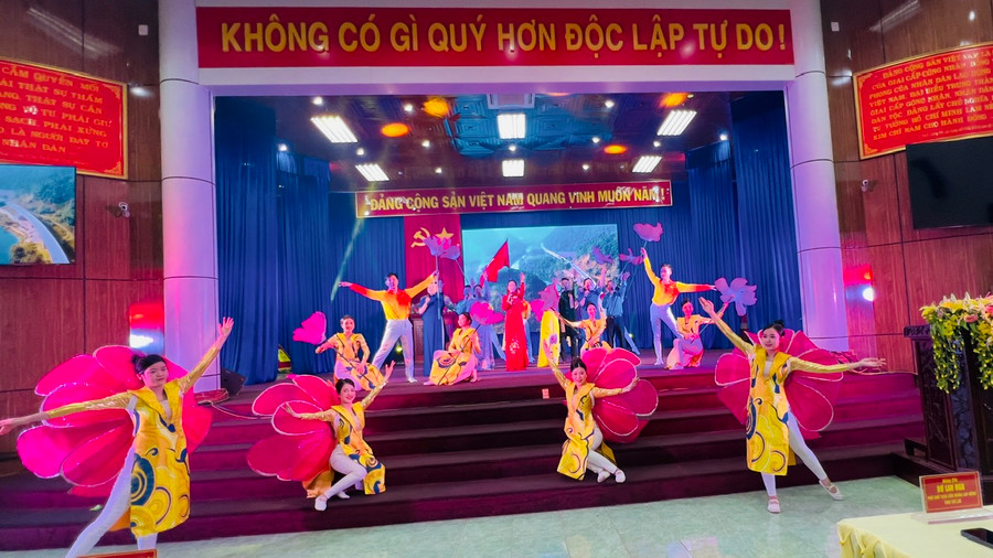 Các diễn viên biểu diễn tiết mục Gia Lai ơn Đảng, Bác Hồ. Ảnh: Đinh Yến