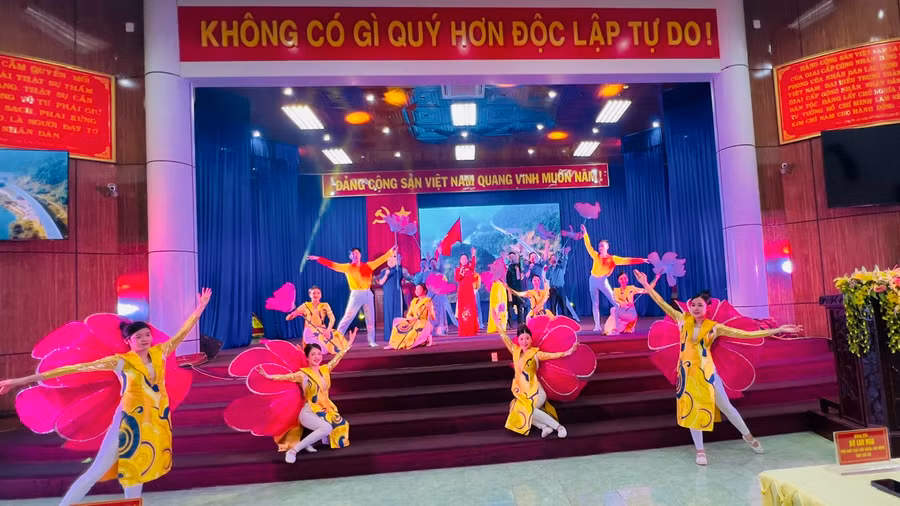 Các diễn viên biểu diễn tiết mục Gia Lai ơn Đảng, Bác Hồ. Ảnh: Đinh Yến