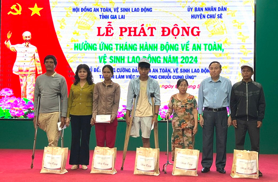 Ban tổ chức trao 5 phần quà (1 triệu đồng/phần) cho 5 lao động và thân nhân người lao động bị tai nạn lao động, bệnh nghề nghiệp có hoàn cảnh khó khăn tại huyện Chư Sê. Ảnh: Đinh Yến Ban tổ chức trao 5 phần quà (1 triệu đồng/phần) cho 5 lao động và thân nhân người lao động bị tai nạn lao động, bệnh nghề nghiệp có hoàn cảnh khó khăn tại huyện Chư Sê. Ảnh: Đinh Yến