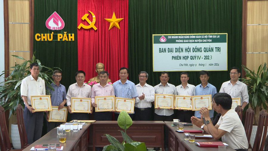 Ban đại diện Hội đồng quản trị Ngân hàng CSXH tỉnh, huyện tặng giấy khen cho 5 tập thể, 63 cá nhân có thành tích xuất sắc trong công tác chỉ đạo, phối hợp và thực hiện nhiệm vụ năm 2023. Ảnh: V.Đ
