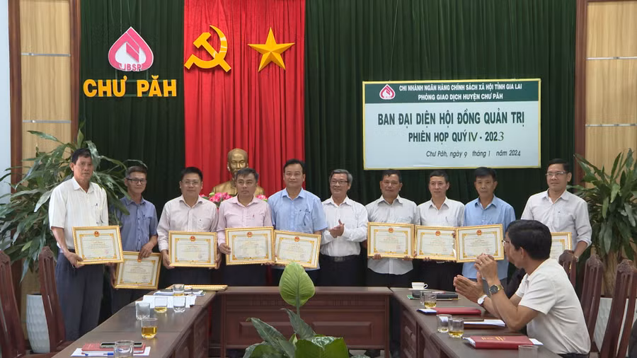 Ban đại diện Hội đồng quản trị Ngân hàng CSXH tỉnh, huyện tặng giấy khen cho 5 tập thể, 63 cá nhân có thành tích xuất sắc trong công tác chỉ đạo, phối hợp và thực hiện nhiệm vụ năm 2023. Ảnh: V.Đ