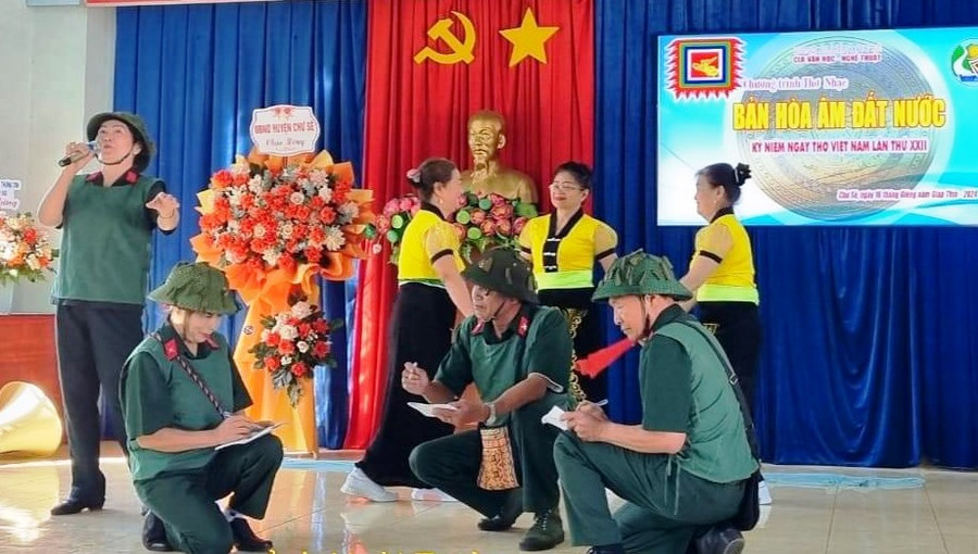 Các tác giả biểu diễn thơ, nhạc do mình sáng tác tại đêm thơ. Ảnh: Hoài Trương Các tác giả biểu diễn thơ, nhạc do mình sáng tác tại đêm thơ. Ảnh: Hoài Trương