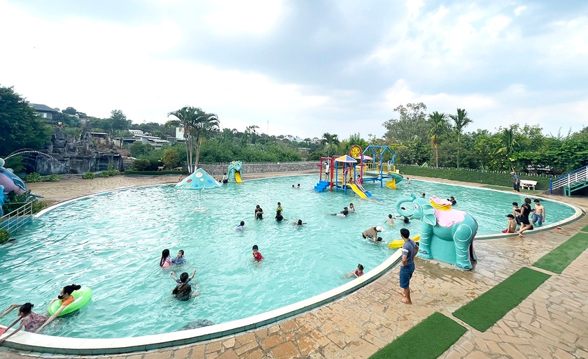 Trẻ em học bơi ở Hồ bơi Hoàng Phát. Ảnh: Văn Ngọc Trẻ em học bơi ở Hồ bơi Hoàng Phát. Ảnh: Văn Ngọc