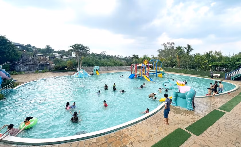 Trẻ em học bơi ở Hồ bơi Hoàng Phát. Ảnh: Văn Ngọc