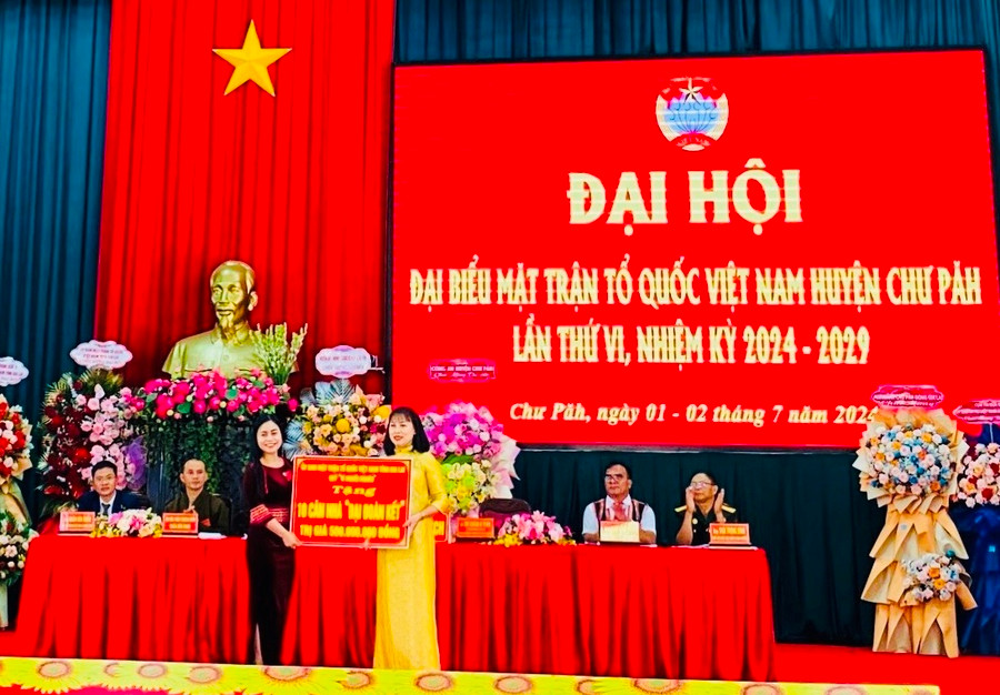 Ủy ban MTTQ Việt Nam tỉnh trích Quỹ “Vì người nghèo” 500 triệu đồng hỗ trợ Ủy ban MTTQ Việt Nam huyện Chư Păh làm 10 căn nhà “Đại đoàn kết”. Ảnh: Đinh Yến