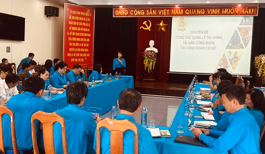 Các học viên được lãnh đạo, chuyên viên chính Ban Tài chính (Tổng LĐLĐ Việt Nam) truyền đạt các chuyên đề công tác quản lý tài chính. Ảnh: Đinh Yến