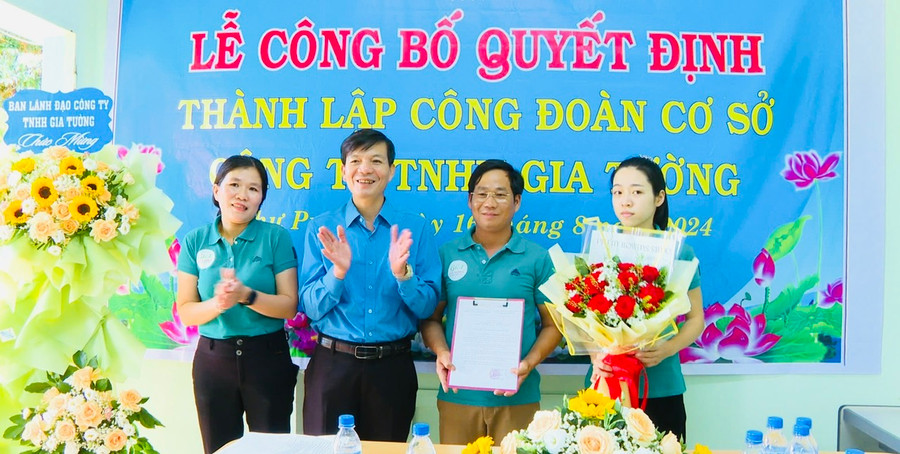 Chủ tịch LĐLĐ huyện Chư Prông Phạm Ngọc Toàn (thứ 2 từ trái sang) trao quyết định thành lập và chúc mừng Ban Chấp hành Công đoàn cơ sở Công ty TNHH Gia Tường. Ảnh: Đ.Y Chủ tịch LĐLĐ huyện Chư Prông Phạm Ngọc Toàn (thứ 2 từ trái sang) trao quyết định thành lập và chúc mừng Ban Chấp hành Công đoàn cơ sở Công ty TNHH Gia Tường. Ảnh: Đ.Y