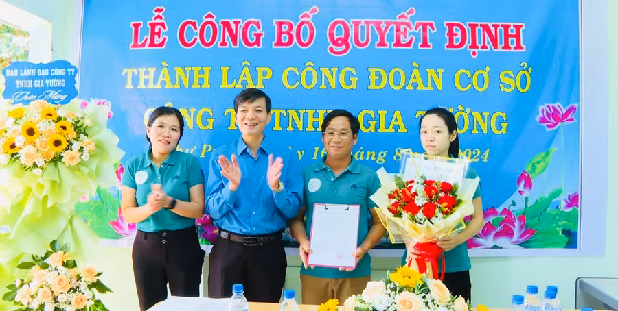 Chủ tịch LĐLĐ huyện Chư Prông Phạm Ngọc Toàn (thứ 2 từ trái sang) trao quyết định thành lập và chúc mừng Ban Chấp hành Công đoàn cơ sở Công ty TNHH Gia Tường. Ảnh: Đ.Y