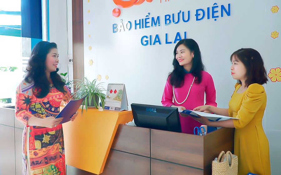 Các nữ cán bộ, nhân viên Bảo hiểm Bưu điện Gia Lai đồng loạt mặc áo dài trong giờ làm việc. Ảnh: Đức Thụy