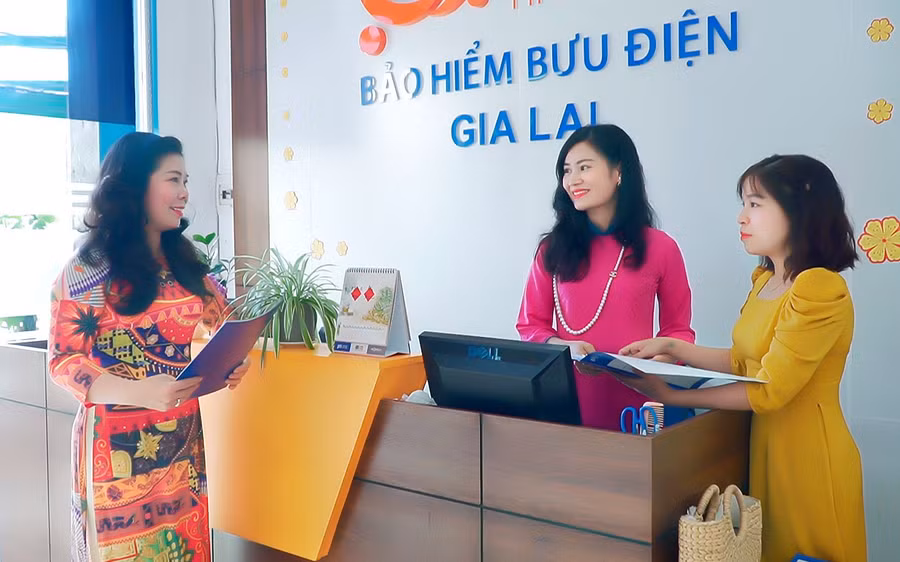 Các nữ cán bộ, nhân viên Bảo hiểm Bưu điện Gia Lai đồng loạt mặc áo dài trong giờ làm việc. Ảnh: Đức Thụy