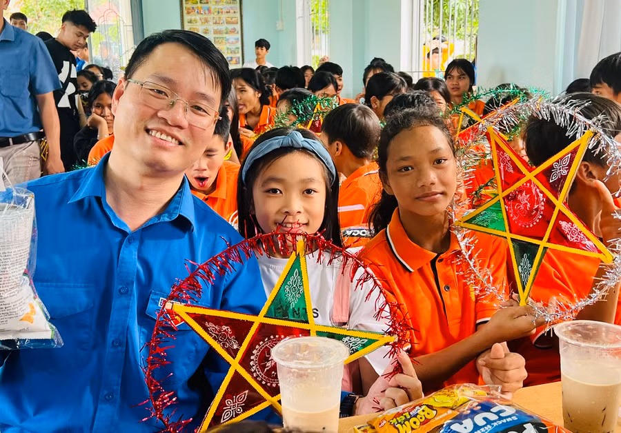 Anh Phạm Xuân Long-Bí thư Đoàn cơ sở Ngân hàng BIDV Chi nhánh Gia Lai chung vui Tết Trung thu với các em mồ côi. Ảnh: Đinh Yến