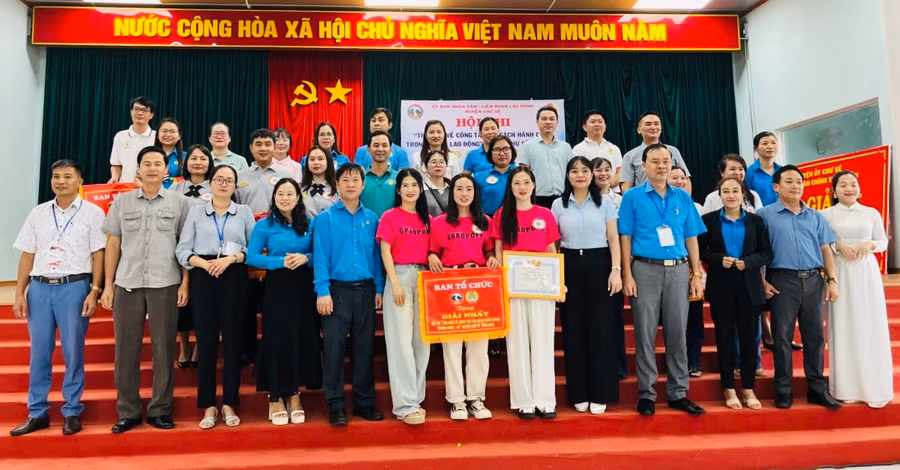 Ban tổ chức trao Giải nhất Hội thi cho Đội CĐCS Trường Mầm non Hoa Mai. Ảnh: Đinh Yến