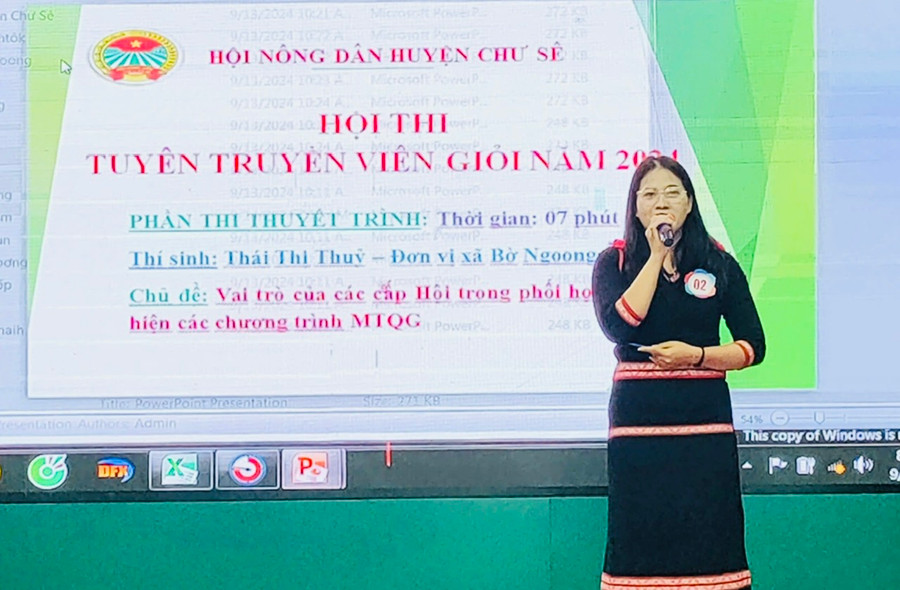 Thí sinh tham gia phần thi kiến thức tại Hội thi. Ảnh: Hoài Trương