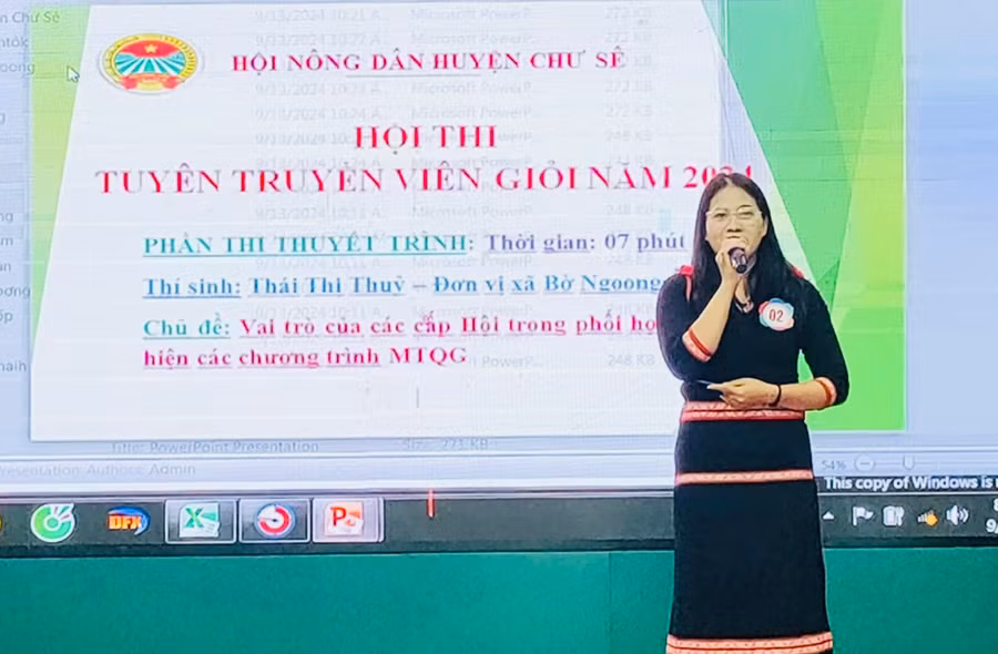 Thí sinh tham gia phần thi kiến thức tại Hội thi. Ảnh: Hoài Trương