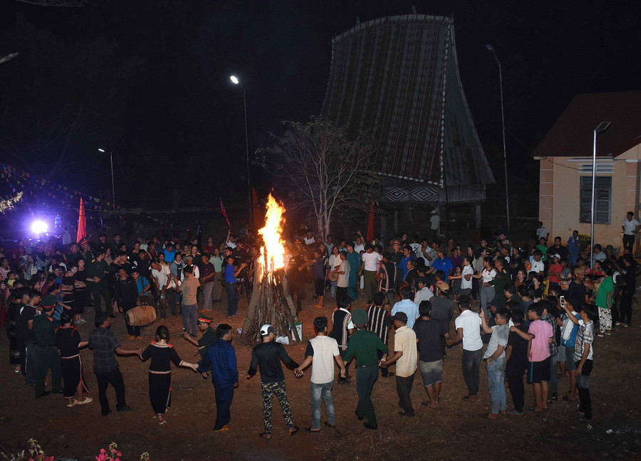 Ngày hội "Xuân đoàn kết-Tết sum vầy" có ý nghĩa to lớn đối với đồng bào nghèo ở khu vực biên giới huyện Ia Grai. Ảnh: Đình Khoa Ngày hội "Xuân đoàn kết-Tết sum vầy" có ý nghĩa to lớn đối với đồng bào nghèo ở khu vực biên giới huyện Ia Grai. Ảnh: Đình Khoa
