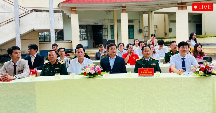 Đại tá Lê Kim Giàu (thứ 2 từ phải qua) -Ủy viên Ban Thường vụ Tỉnh ủy, Chỉ huy trưởng Bộ Chỉ huy quân sự tỉnh Gia Lai đã đến dự khai giảng, động viên thầy, trò Trường THPT Trần Hưng Đạo nhân dịp Lễ khai giảng năm học mới 2024-2025. Ảnh: Đinh Yến Đại tá Lê Kim Giàu (thứ 2 từ phải qua) -Ủy viên Ban Thường vụ Tỉnh ủy, Chỉ huy trưởng Bộ Chỉ huy quân sự tỉnh Gia Lai đã đến dự khai giảng, động viên thầy, trò Trường THPT Trần Hưng Đạo nhân dịp Lễ khai giảng năm học mới 2024-2025. Ảnh: Đinh Yến