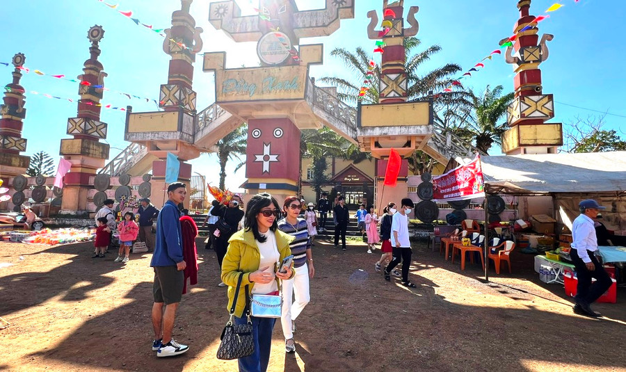 Công viên Đồng Xanh (TP. Pleiku) cũng đón nhiều lượt khách đến tham quan, dịp Tết. Ảnh: Đinh Yến