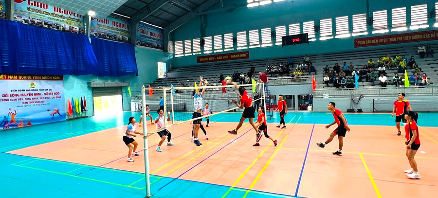 Các vận động viên nam-nữ thi đấu tại giải. Ảnh: Đinh Yến