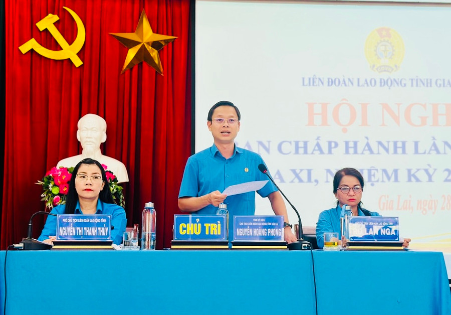 Đoàn Chủ tịch điều hành hội nghị. Ảnh: Đinh Yến