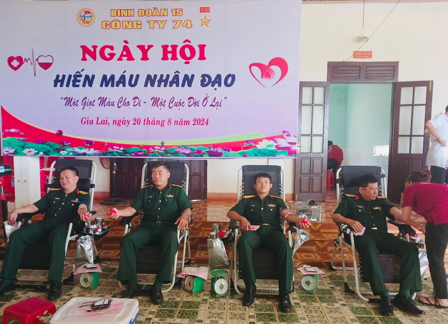 Cán bộ, chiến sĩ, đoàn viên, thanh niên, người lao động của Công ty TNHH một thành viên 74 tình nguyện hiến máu. Ảnh: Thanh Tịnh Cán bộ, chiến sĩ, đoàn viên, thanh niên, người lao động của Công ty TNHH một thành viên 74 tình nguyện hiến máu. Ảnh: Thanh Tịnh